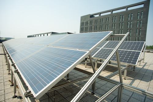 Installare una struttura fotovoltaica sul lastrico solare. Ora è più semplice?