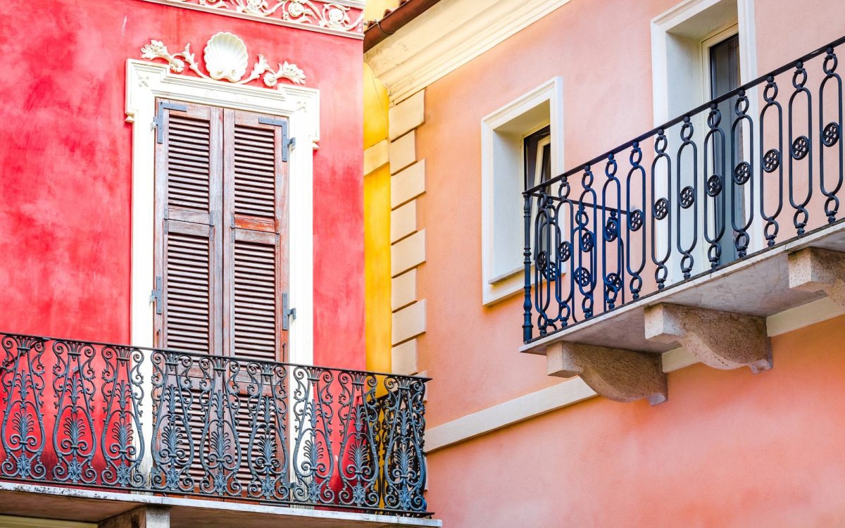 Balconi aggettanti e sostegno palazzi